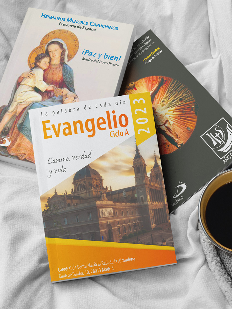 Tres ejemplares del Evangelio 2023 personalizados.